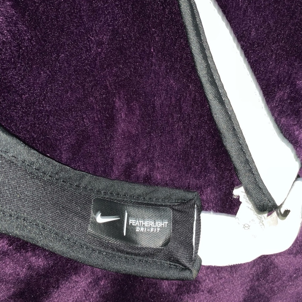 Nike visor, barely worn - Picture 3 of 4